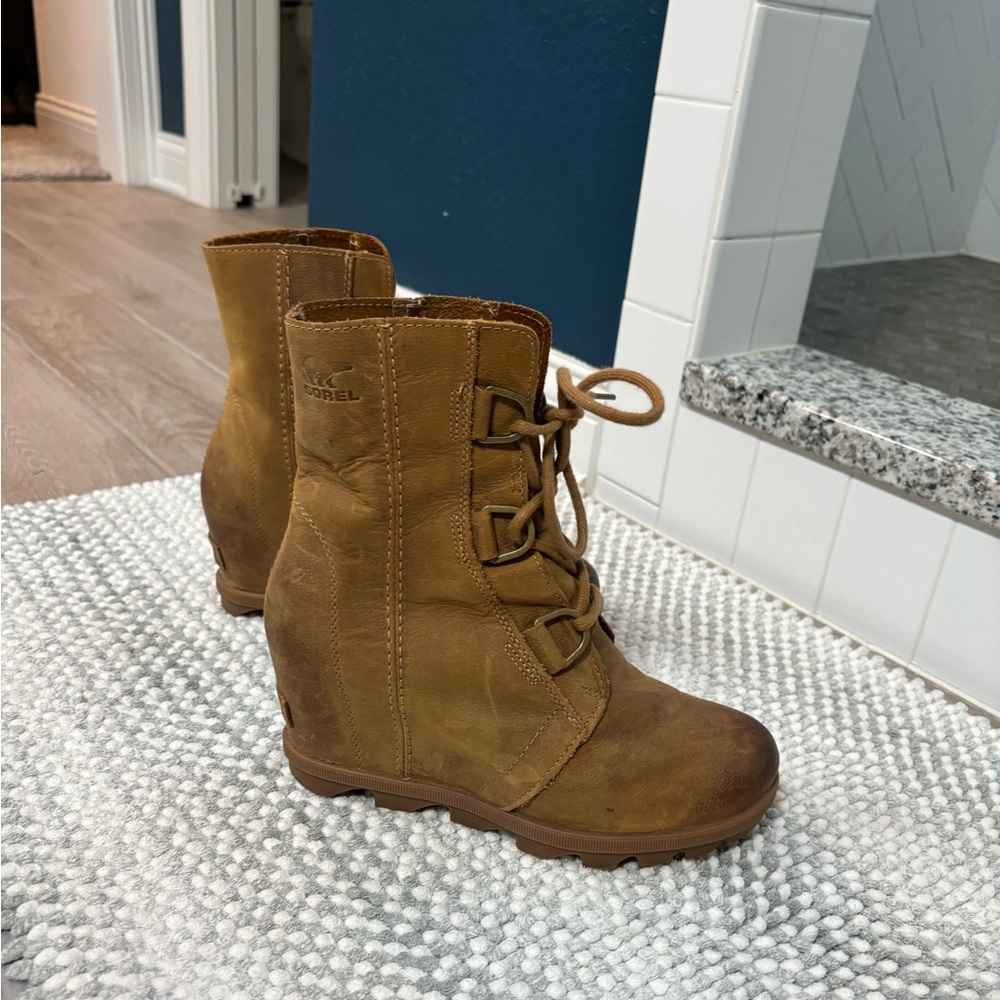 Sorel Joan or Arctic Wedge Boots Women’s Size 8 Chestnut